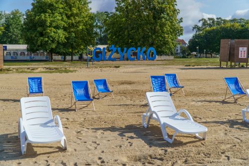 Leżaki na plaży miejskiej