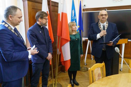 Uroczysta Sesja Rady Miejskiej i wręczenie Medalu za zasługi dla Miasta ks. Borkowskiemu